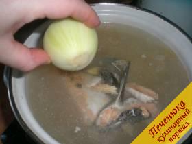 2) Почистить луковицу и бросить ее, не разрезая, в бульон для ухи.