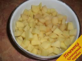 3) Порезать картофель кубиками. Добавить картофель в варево. Посолить по вкусу, поперчить.