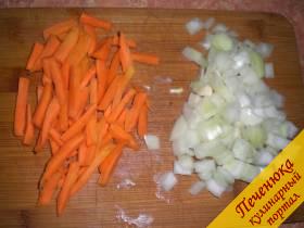 5) Отдельно порезать морковь крупными полосками и дополнительно луковицу – кубиками. Как только пшено сварится наполовину, необходимо в уху добавить овощи: морковь и лук. После похлебка варится около 3 минут на среднем огне.