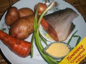 Форель (300-400 грамм), лук (2 штуки), морковь (1 штука), картофель (3 клубня), пшено (0,5 стакана на 5-литровую кастрюлю), укроп, петрушка, зеленый лук, соль, черный молотый перец