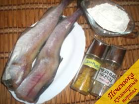 минтай (2-3 штуки), мука, соль, перец черный молотый, сборные специи для рыбы (1 полная ч. ложка)