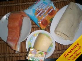 Плавленый сырок (1 штука), листовой бутербродный лаваш, красная просоленная маринованная рыба (200 грамм), твердый сыр (100 грамм), майонез