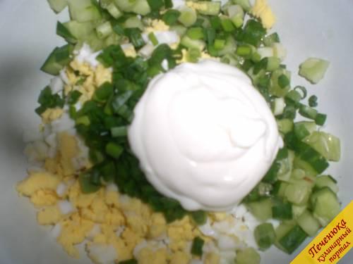 5) Добавить к ингредиентам начинки для тарталетки по вкусу соль, сметану. Перемешать.
