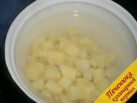1) Почистить картофель и порезать его кубиками. Опустить в кипящую воду. Варить около 5 минут в подсоленной по вкусу воде. Если образуется от кратофеля пенка, ее следует убрать ложкой.
