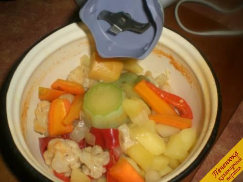 4) Остудить овощи. Они должны быть немного теплыми. При помощи блендера измельчить овощи до консистенции пюре.