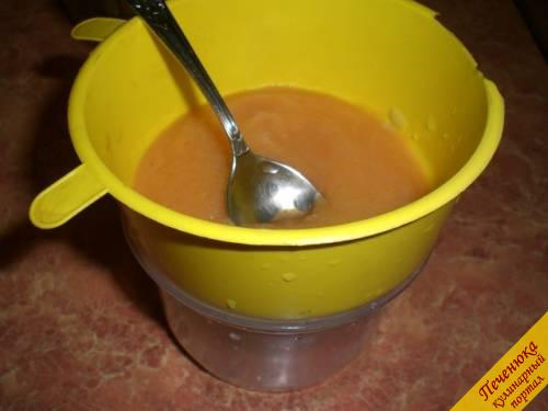 6) Полученную кашицу необходимо протереть через сито или шумовку с очень мелкой сеточкой. Если полученный суп-пюре окажется очень густой, то разбавить его можно бульоном из сваренных овощей.