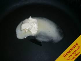 2) На хорошо разогретой сковороде растопить сливочное масло.