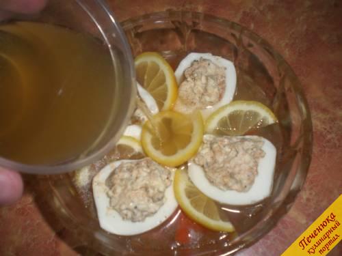 7) Залить форму с яйцами процеженным бульоном.