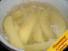 1) Картофель очистить от кожуры и сварить в подсоленной воде.