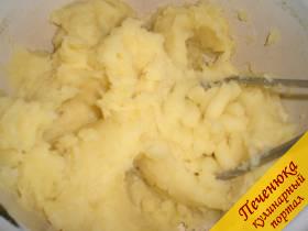 2) Пока варится картофель приготовить начинку. Капусту мелко нашинковать.