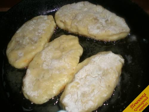 8) На сковороду налить растительное масло, хорошенько его разогреть. В кипящее масло опустить зразы.