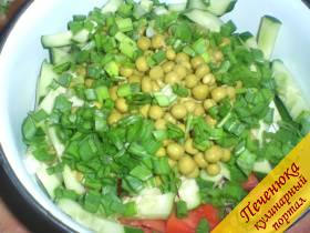 4) Осталось в салат положить консервированный молодой горошек и мелко рубленный зеленый молодой лучок. Салат не перемешивать. Сверху немного посолить.