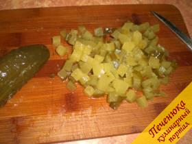4) Малосольные огурчики также режутся, как и все остальные ингредиенты салата оливье с колбасой.