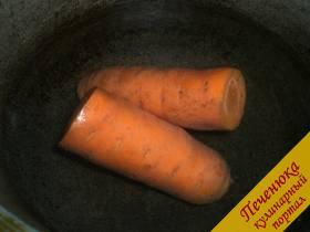 1) Отварить морковку в кожуре. После остудить ее, очистить от кожицы.