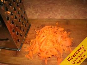 2) При помощи крупной терки натереть морковь.