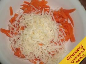 4) Соединить сыр и морковь в одной емкости.