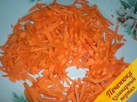 4) Порезать сырую морковь соломкой.