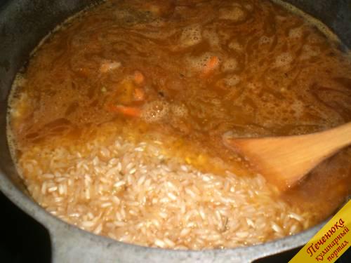 7) Промыть несколько раз в холодной воде рис. Засыпать его в чугунок, равномерно распределить по поверхности. Залить горячей водой. Вода должна немного покрывать рис.