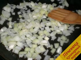 2) На сковороду налить растительное подсолнечное масло, хорошо его разогреть. Репчатый лук порезать мелкими кубиками. На разогретой сковороде слегка его потомить. Отварить картофель в мундире. Дать ему остыть, очистить.