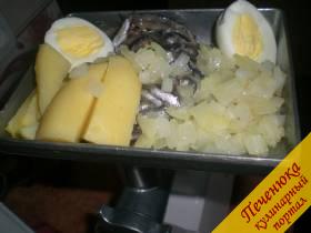 3) При помощи мясорубки измельчить подготовленную черноспинку, притомленный на сковороде лук, отваренный картофель и сваренное вкрутую и очищенное от скорлупы яйцо.