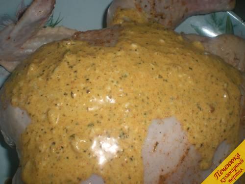 7) Готовым маринадом смазать щедро и очень щепетильно курицу и отправить ее в холодильник мариноваться.