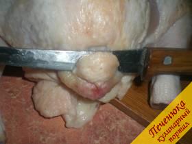 2) С хвоста курицы следует срезать небольшой кусок (как на фото). После проведения всех процедур, связанных с подготовкой курицы к маринованию, тушку следует повторно обмыть и обсушить при помощи бумажного полотенца.