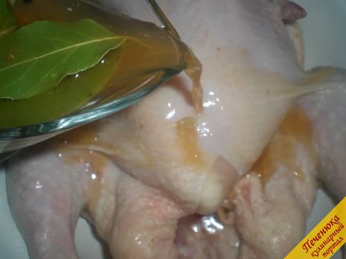 4) Курицу положить в глубокую посуду и залить маринадом.