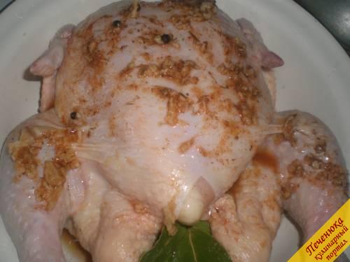5) Поставить посуду с курицей и маринадом в холодильник. Мариноваться курица должна не менее 12 часов. Во время маринования (если есть такая возможность) необходимо курицу периодически переворачивать со спинки на грудку.