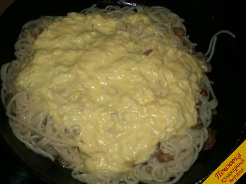 9) Полить спагетти соусом. Хорошенько перемешать, чтобы соус хорошо пропитал блюдо и потушить до полного загустения. Приблизительно следует готовить спагетти карбонара после добавления соуса около 7-8 минут.