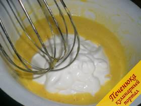 4) В отдельной посуде взбить желтки. После добавить к ним сметану и повторно взбить до однородности.