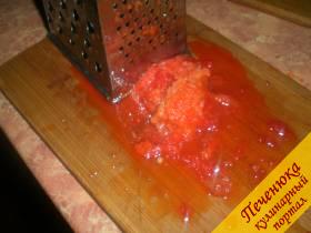 5) На мелкой терке или при помощи блендера измельчить сладкий перец. Его также добавить в варящийся соус. Также в соус сейчас самое время добавить красный горький перец, который предварительно очищен от зернышек.
