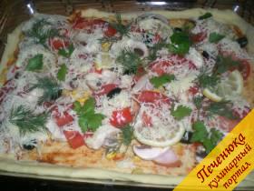 5) Обязательно вкусная пицца должна быть посыпана щедро тертым сыром, зеленью и полита майонезом.