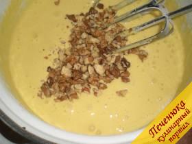 5) Измельчить грецкий орех. Измельченный орех также добавить в тесто.