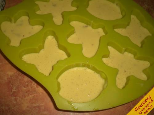 6) Тестовой массой заполнить формы для будущих быстрых кексов. Если использовать силиконовые формы, то смазывать их жиром ил растительным маслом не нужно.