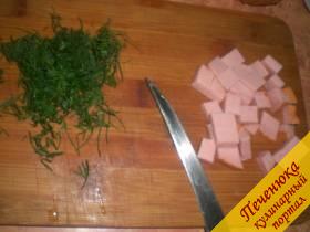 3) Отдельно порезать мелко вареную колбасу и порубить зелень. 