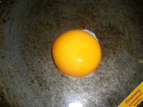 8) Далее следует на сковороде поджарить желток. Делать это нужно аккуратно, чтобы желток не растекся.