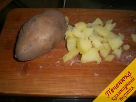 4) Картофель сварить в мундире. Очистить сваренный и остывший картофель от кожуры и порезать также кубиками.
