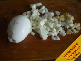 5) Сварить вкрутую яйца, очистить от скорлупы, порезать аккуратными кубиками.