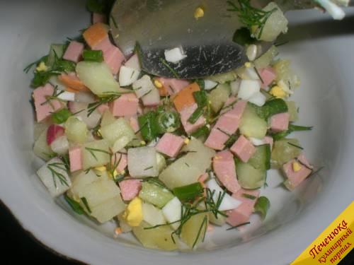 8) В каждую тарелку положить подготовленную овощную часть окрошки.