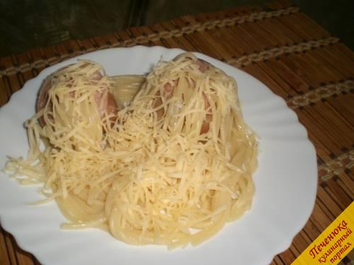 7) Остается выложить спагетти в сардельке на тарелку и посыпать тертым и слегка подсушенным ранее сыром. Как только сыр расплавится, спагетти с сарделькой можно подать к столу.