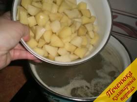 3) Почистит картофель, порезать его на кубики среднего размера. Вбросить картофель в готовый бульон.