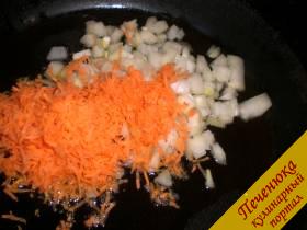 5) Отдельно на сковороде, смазанной растительным маслом, слегка притомить лук с морковью.