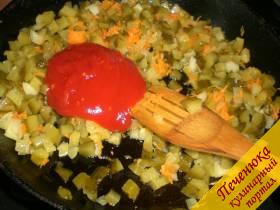 7) Огурцы тушить под накрытой крышкой около 5 минут. После сюда на сковороду добавляется томатный соус. Перемешивается и тушится еще около 3-5 минут.