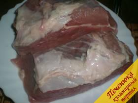 1) Свиное мясо порезать таким куском, каким собираетесь его запекать. После мясо помыть и обмакнуть его бумажным полотенцем, чтобы избавиться от излишков влаги.