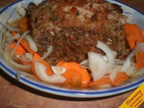 7) Сюда, в форму, положить вокруг мяса мелко порезанный полукольцами лук и морковь (тонкими колечками) и снова отправить блюдо в духовку на 10 -15 минут.