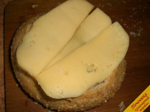 9) Сверху на булочку выложить твердый сыр. Отправить жульен в булочке в духовку. Время запекания – несколько минут.