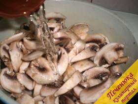 2) Переложить грибы в чугунную посуду с толстым дном. Влить немного воды в кастрюлю. Поставить тушиться на среднем огне до закипания. Как только закипят грибы, и жидкость в кастрюле увеличится в объеме, огонь следует убавить до позволительно минимального и продолжить тушение.