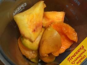4) При помощи блендера измельчить персик и абрикос, превратив их в пюре.