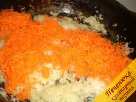 2) Как только лук начнет изменять цвет, сразу же к нему добавляется морковь, предварительно измельченная при помощи мелкой терки.