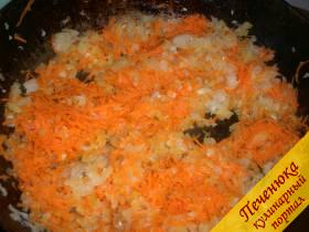 3) Тушится лук и морковь под закрытой крышкой на очень маленьком огне около 10 минут. Периодически следует овощи помешивать, дабу избежать подгорания.